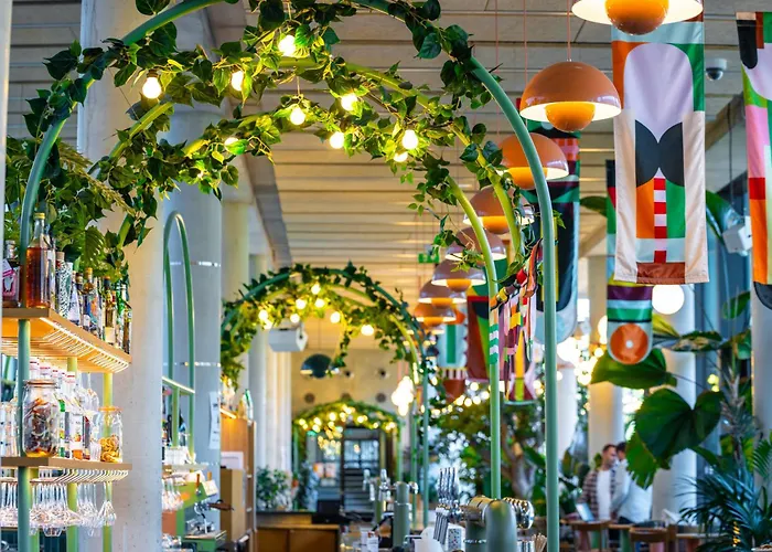 People - MaraisHotel Pas Cher Paris